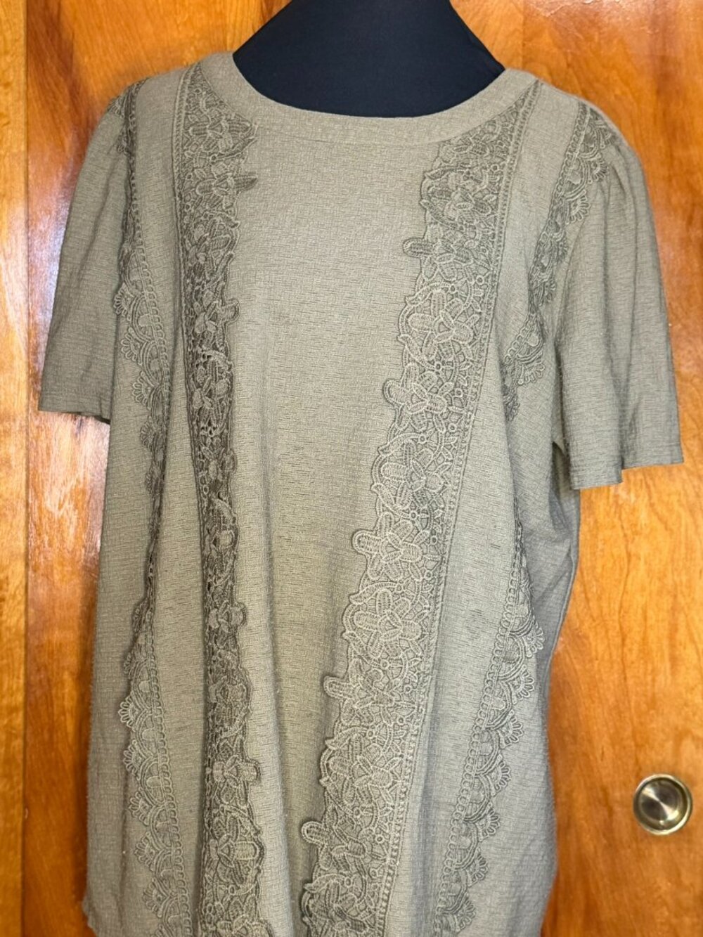 Perch Women's Size 1X Green Embroidered Pullover Top (1342)